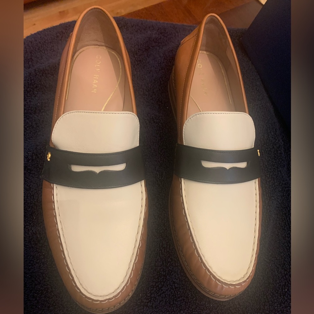Stylish women’s Cole Haan loafers!!!